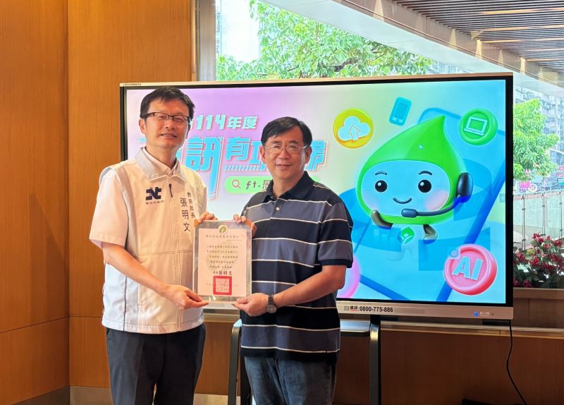 《圖說》邱昭士組長同時榮獲優良教案優等及資訊有功人員。〈教育局提供〉