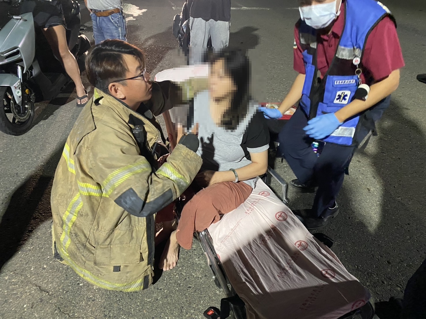 休旅車自撞卡溝「整台燒成火球」台南48歲女駕駛爬出撿回一命