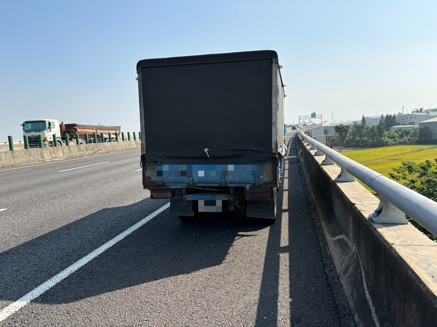 國道3號快官路段傳動軸脫落 釀 3車連環撞1人受傷 - https://www.watchmedia01.com