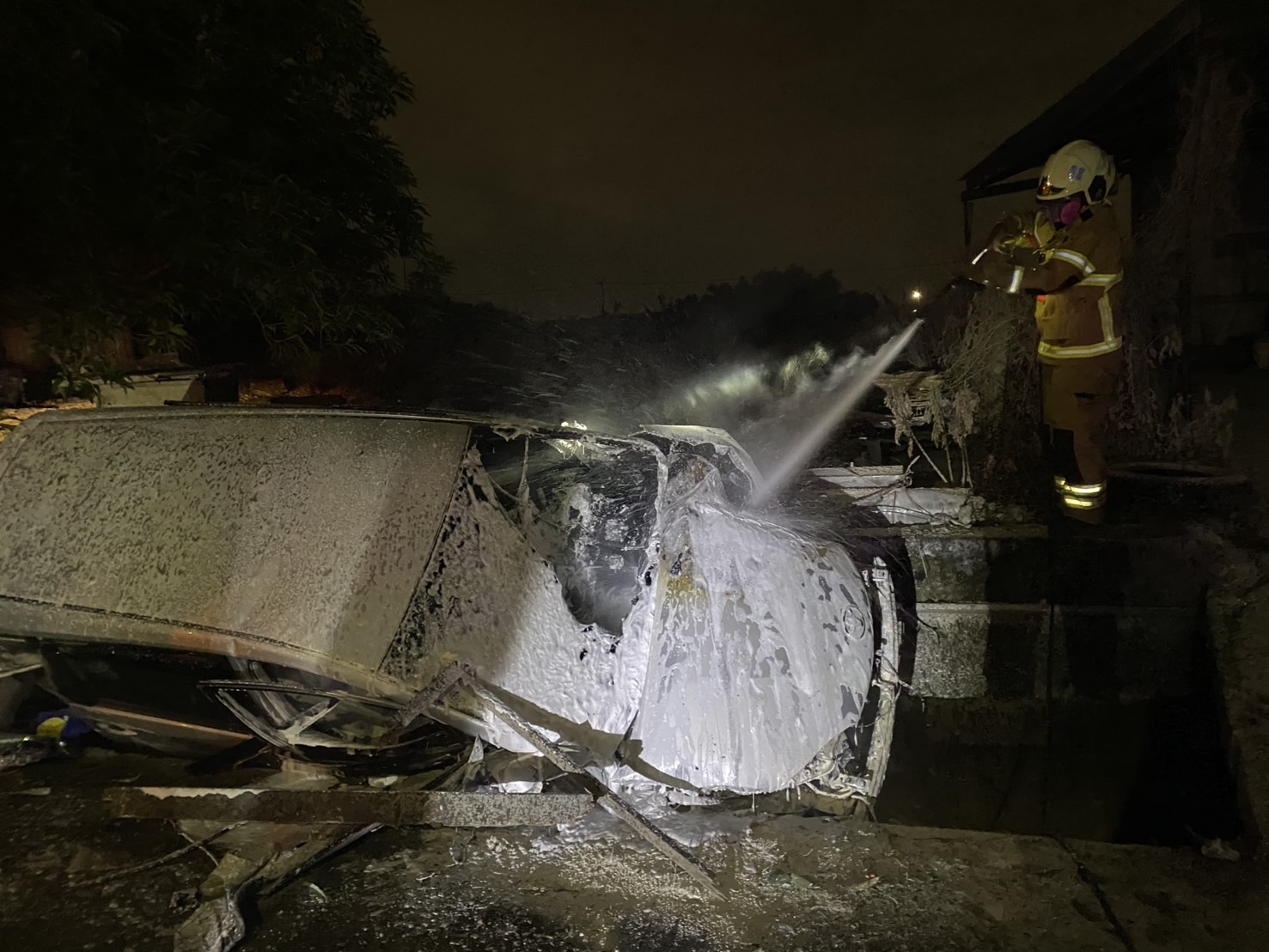 休旅車自撞卡溝「整台燒成火球」台南48歲女駕駛爬出撿回一命