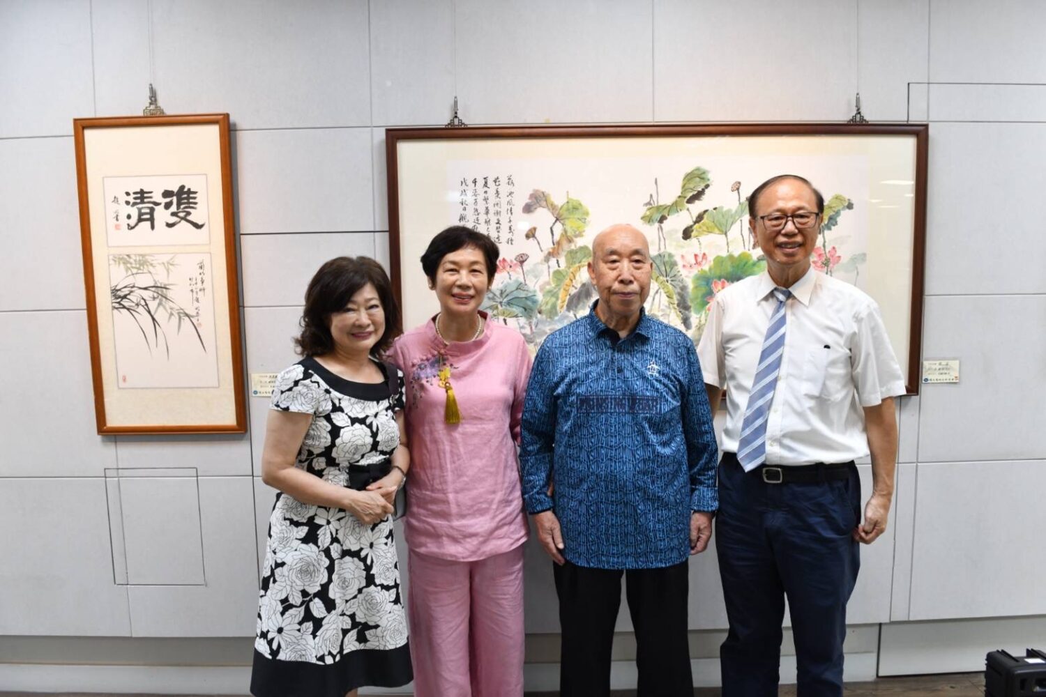 趙明教授夫妻與前來祝賀的台藝大新竹校友會前會長劉成豪、呂麗華合影。（圖/記者黃溎芬翻攝）