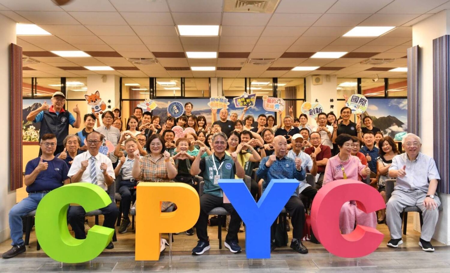 國立陽明交大附中校長陳瑞榮率領團隊，與藝文界真善美貴賓們歡喜大合影。（圖/記者黃溎芬翻攝）