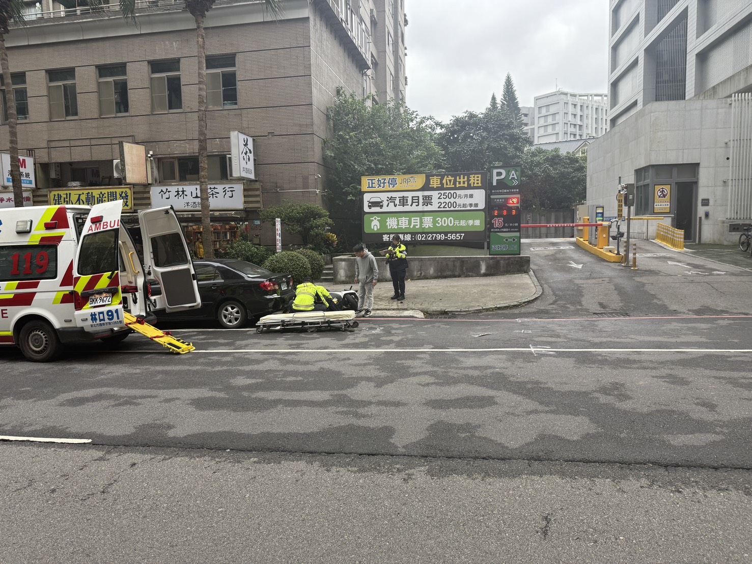 警消獲報趕抵現場，發現顏曉筠臉部、左肩及左手受傷，隨即將其送往林口長庚醫院治療。