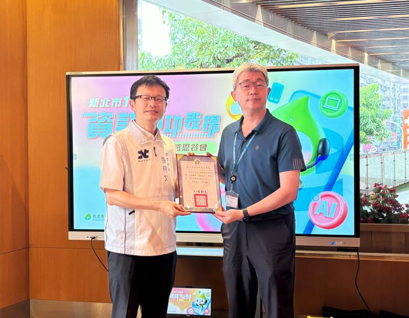 《圖說》板橋國小華志仁校長或資訊有功個人獎。〈教育局提供〉