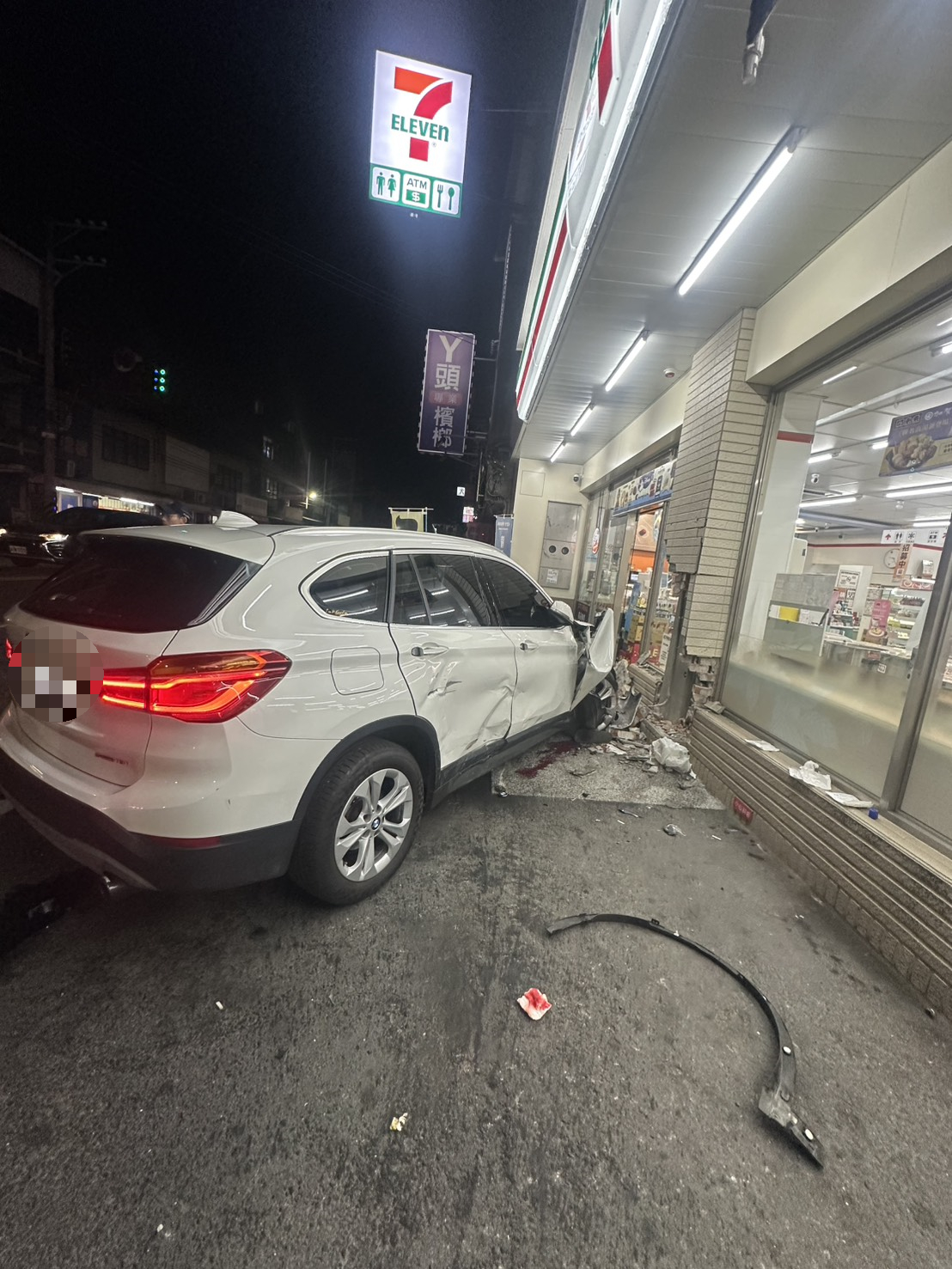 (有影片)/非飆仔競速 埔心車禍意外 BMW撞進7-11超商4人受傷 - https://www.watchmedia01.com