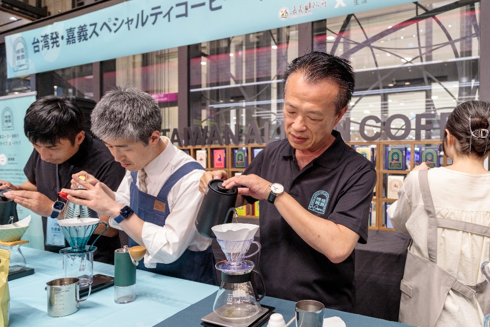 圖▲翁章梁手沖咖啡跟日本民眾分享阿里山咖啡。