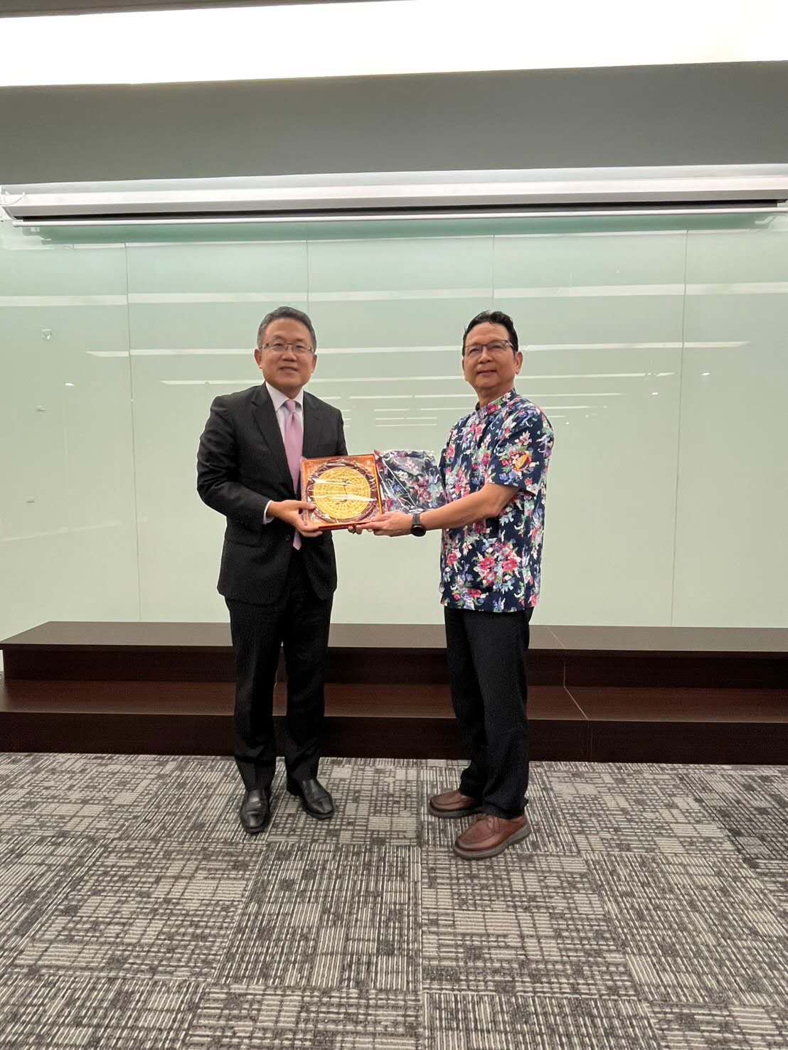 南北連心傳送客家情 越南臺灣客家聯誼會北越交流圓滿落幕 圖說(贈禮合照): 駐越南代表處劉世忠大使(左)親切接待越南臺灣客家聯誼會宋健民會長(右),雙方互贈紀念品,象徵政府與僑界的緊密互動。