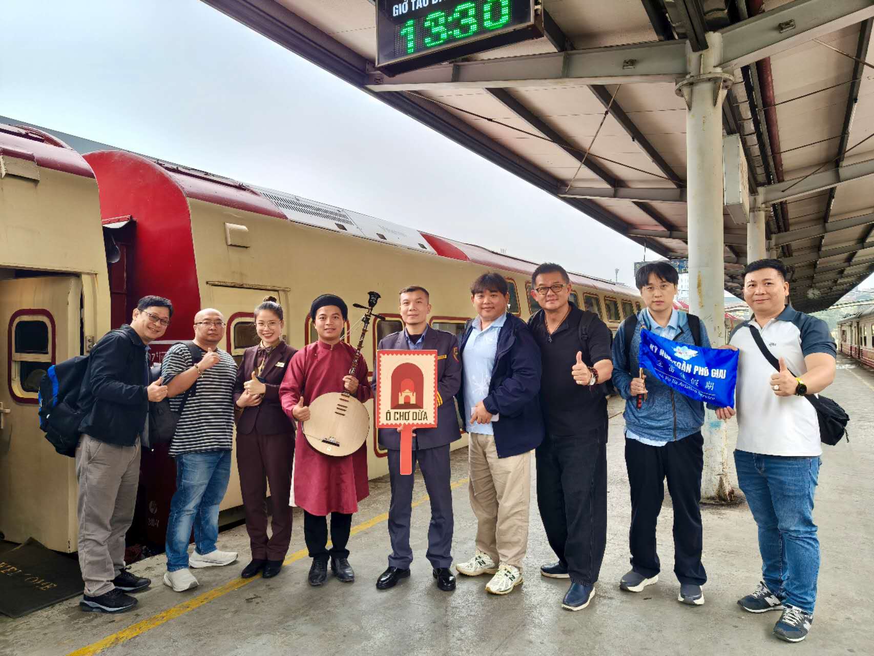 南北連心傳送客家情 越南臺灣客家聯誼會北越交流圓滿落幕 圖說(火車合照): 本次四天三夜行程由理事彭兆源精心規劃,團員們體驗北越在地風情,於車站開心合影,氣氛融洽。(圖/全富佳國際旅行社彭兆源提供)