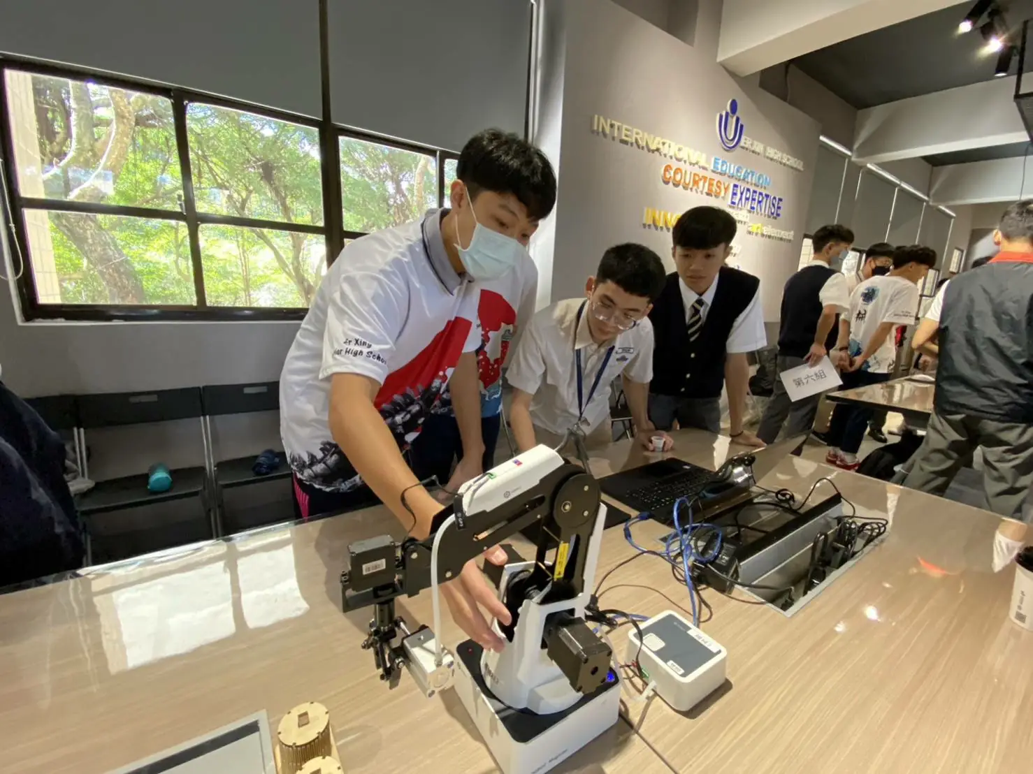 二信中學持續推動跨域整合與科技素養教育，讓學生在知識、能力、態度上全面發展，勇敢迎接未來挑戰，成為兼具專業素養與國際視野的新世代公民，讓學生更願意留在基隆就學。