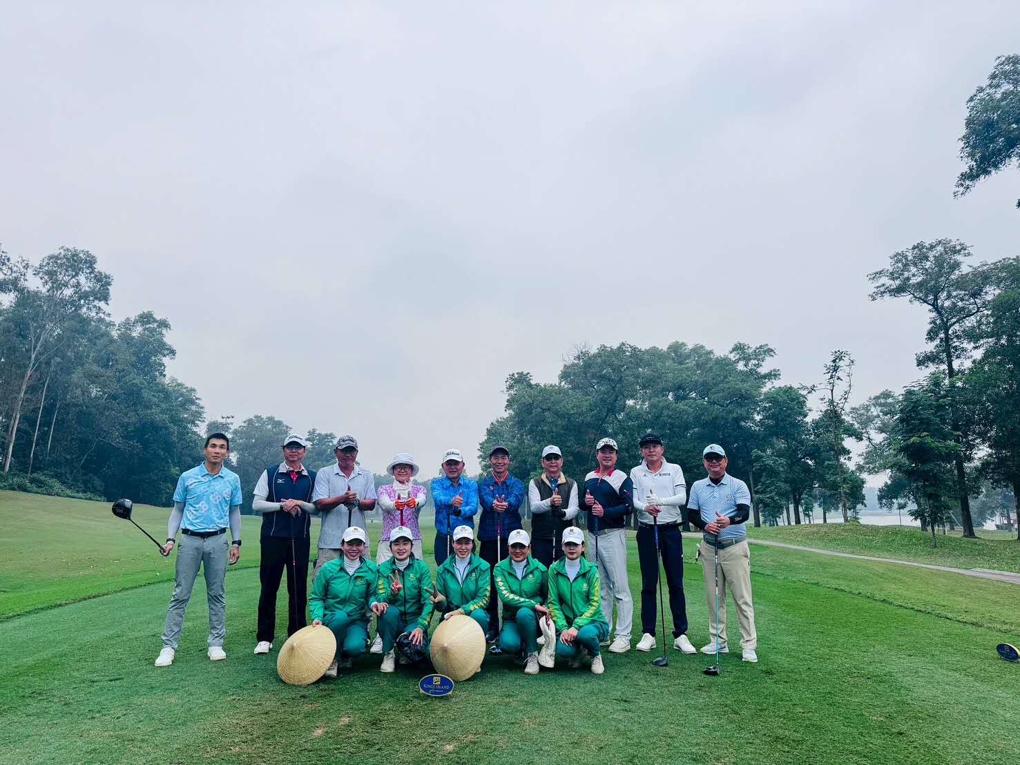 南北連心傳送客家情 越南臺灣客家聯誼會北越交流圓滿落幕 圖說(球場合照): 透過高爾夫球敘以球會友,客家鄉親在北越球場展現活力,深化會員間的情感交流。(圖/全富佳國際旅行社彭兆源提供)