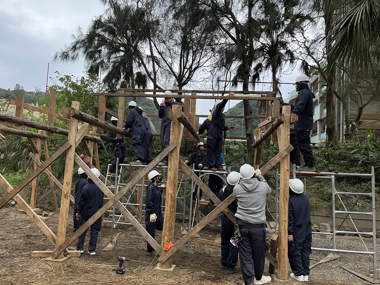 八斗高中原住民族實驗班體驗傳統部落建築的搭建，讓學生做中學，引發學生的學習歷程。