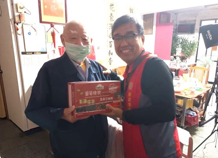 《圖說》李毓錫致贈汪伯伯營養補給品，展現榮服處持續關懷與照顧榮民的用心。〈新北榮服處提供〉