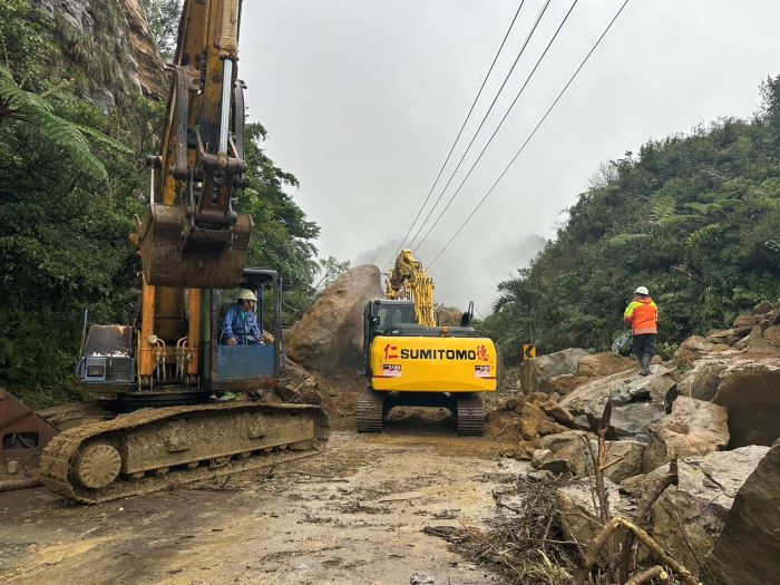 《圖說》平溪區106線72.3公里處發生土石坍方，工務局第一時間已調派人員與機具進場搶修，預計今日下午3時恢復單向通車。〈工務局提供〉