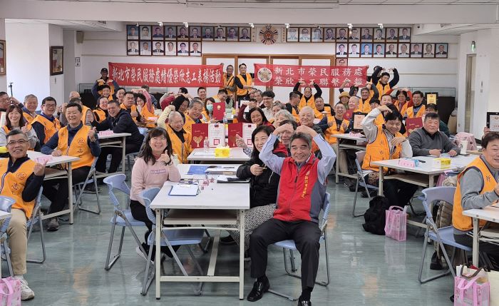 《圖說》新北市榮服處114年度共有51位榮欣志工獲頒中央及地方志願服務獎項,林振生處長(前排中)與志工們於聯繫會報中合影留念。〈新北榮服處提供〉