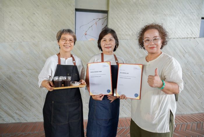 《圖說》鶯歌區公所開設咖啡師培力專班,協助中高齡婦女取得咖啡師證照。〈社會局提供〉