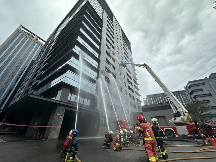 《圖說》消防局第六大隊在汐止台灣科學園區辦理春節前搶救演練情形。〈消防局提供〉
