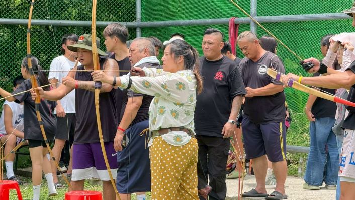 《圖說》烏來區公所打破「男獵女織」框架,在泰雅文化季推動混合性別射箭隊伍,並開放多元性別參與編織課程。〈社會局提供〉