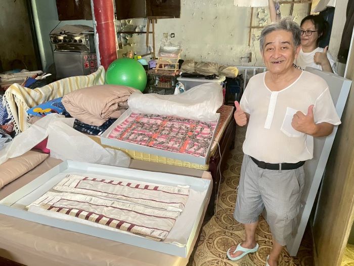 《圖說》泰博館製作無酸保存盒，協助提升耆老家中泰雅族貝珠長衣保存環境。〈原民局提供〉