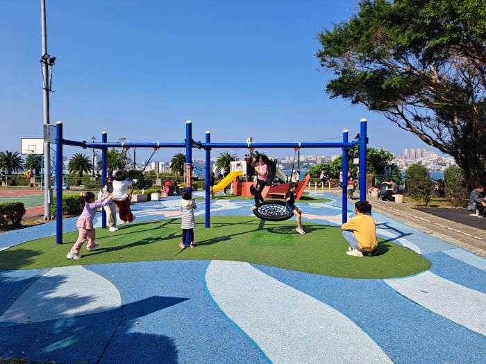 《圖說》親子河濱遊戲區放電趣味又開懷。〈高灘處提供〉