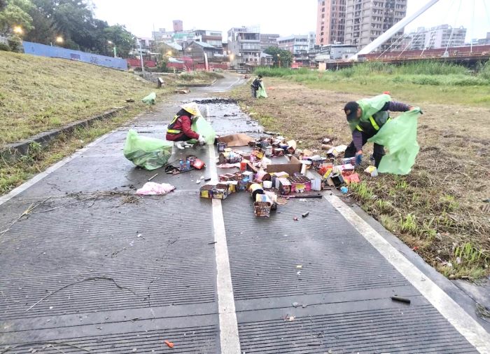 《圖說》爆竹煙火減量行動,守護空氣品質愛地球。〈高灘處提供〉