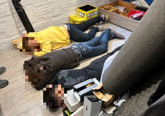 《圖說》海山警現場逮捕的涉嫌人。〈海山分局提供〉