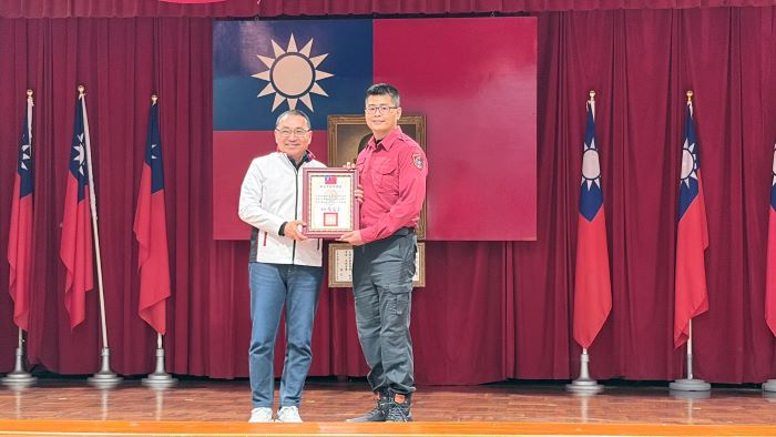 《圖說》市長侯友宜於治安會報公開表揚「公共安全聯合稽查工作」有功人員。〈警察局提供〉