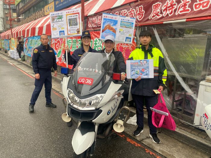 《圖說》板橋警宣導春節期間聚餐勿酒駕、行車勿超速、闖紅燈、汽機車要禮讓行人。〈板橋分局提供〉