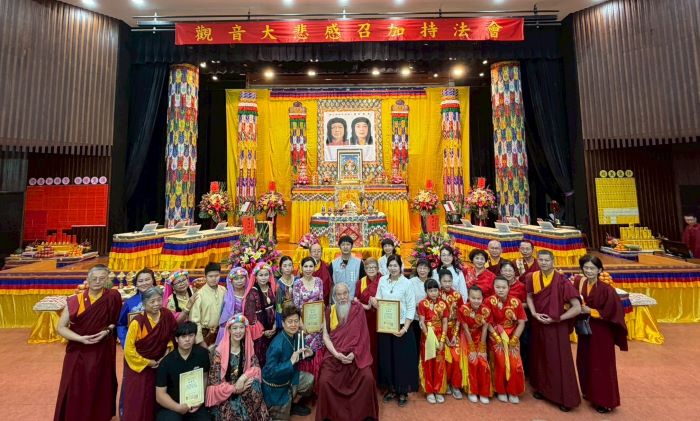 《圖說》世界佛教正心會於嘉義大學舉辦法會,該會指導金剛上師恆性嘉措仁波且(中坐者)及嘉義市政府民政處長楊張建南與表演團體合影。〈世界佛教正心會提供〉