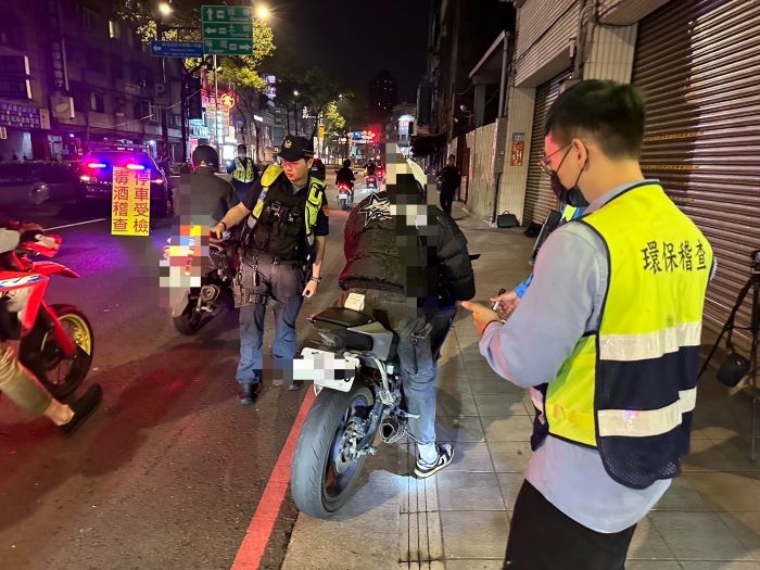 《圖說》中和環警聯合稽查勤務,鐵腕取締炸街車輛,彰顯「還靜於民」決心。〈中和分局提供〉