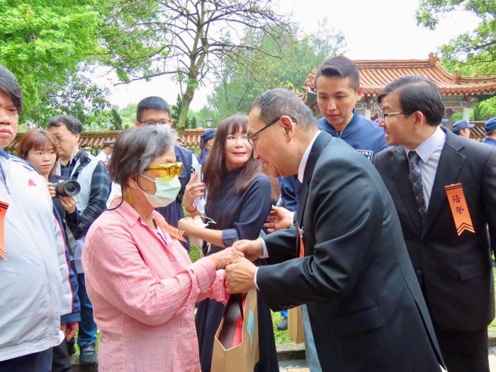 《圖說》市長侯友宜逐一與烈士家屬握手慰問,並致贈慰問品。〈民政局提供〉