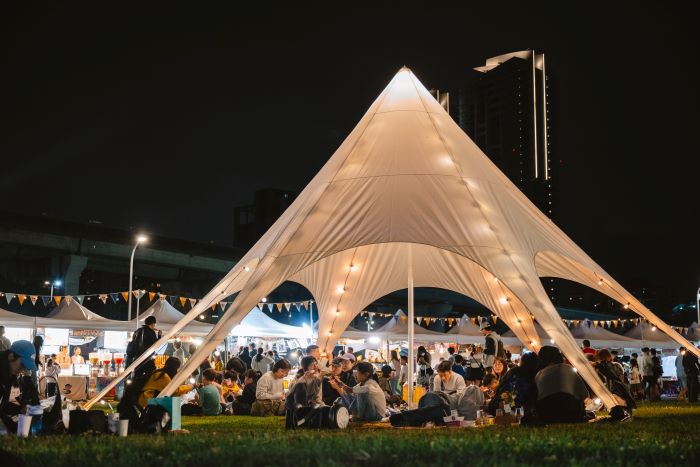 《圖說》2026新北春紛節首日即吸引上萬名民眾帶著野餐墊進場。〈高灘處提供〉