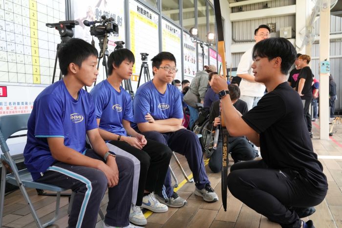 《圖說》教練引導特教生體驗射箭，強化動作與專注力培養。〈體育局提供〉