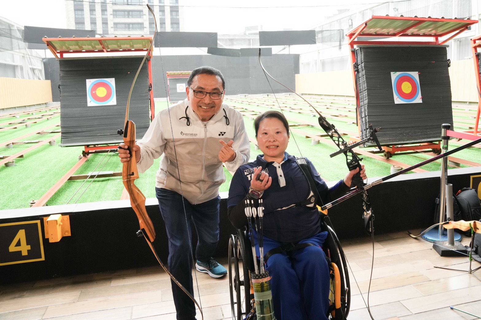 《圖說》侯友宜市長與全障運射箭選手黃貞燕一起射箭互動交流。〈體育局提供〉