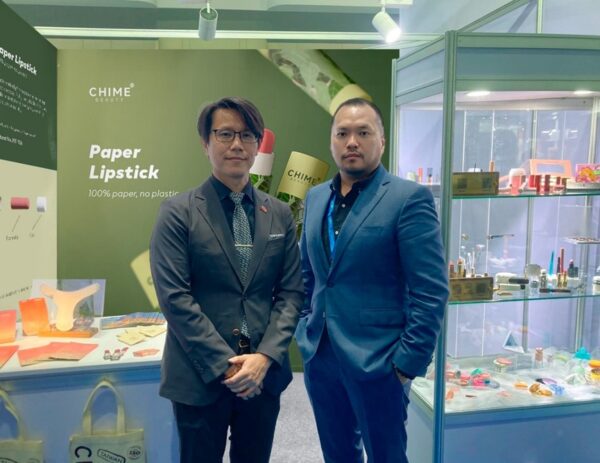 品牌於發布會場洽詢與棨美總經理合照。圖/棨美提供