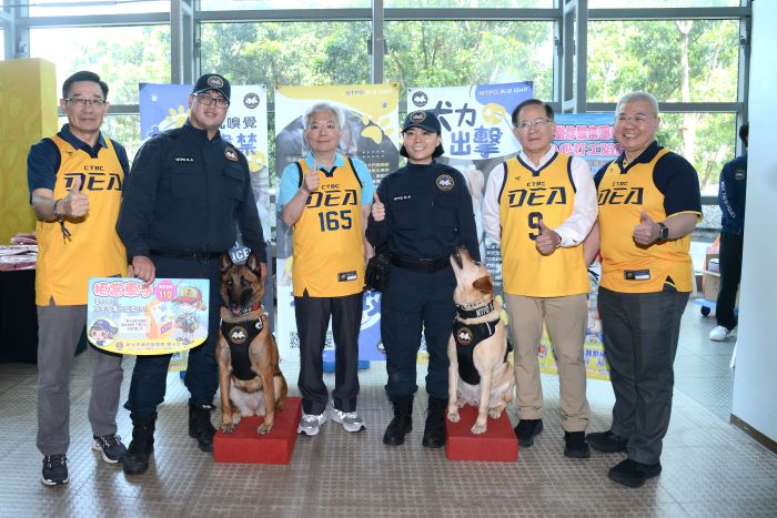 《圖說》警政署長張榮興與新北警犬隊合影,左起;刑事局長邱紹洲、警政署長張榮興、中信育樂陳國恩董事長、新北市警察局長方仰寧。〈中信特攻籃球隊提供〉