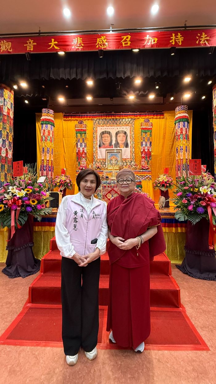 《圖說》世界佛教正心會於嘉義大學舉辦法會,黃露慧議員(左)特別蒞臨法會共同祈福。〈世界佛教正心會提供〉