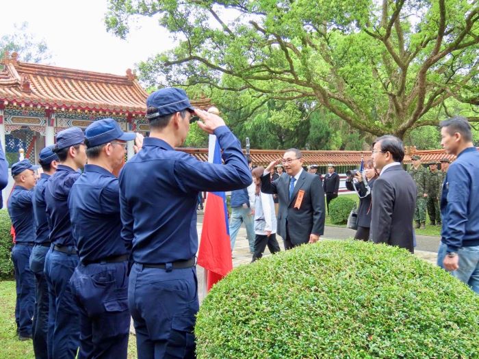 《圖說》典禮結束後,市長侯友宜向與祭人員敬禮致意。〈民政局提供〉