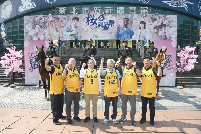 《圖說》警政署長張榮興與新北騎警隊合影,左起;新北市警局刑事大隊長黃國師、新北市警察局長方仰寧、中信育樂陳國恩董事長、警政署長張榮興、刑事局長邱紹洲及新莊分局長陳保緒。〈中信特攻籃球隊提供〉