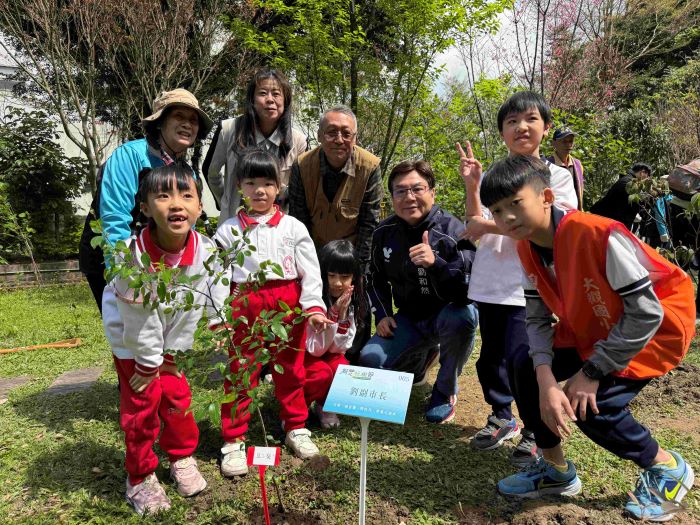 《圖說》副市長劉和然與板橋區大觀國小學生一同種下原生樹種-豆梨，打造具高低層次生態環境的「生態灌叢」。〈農業局提供〉