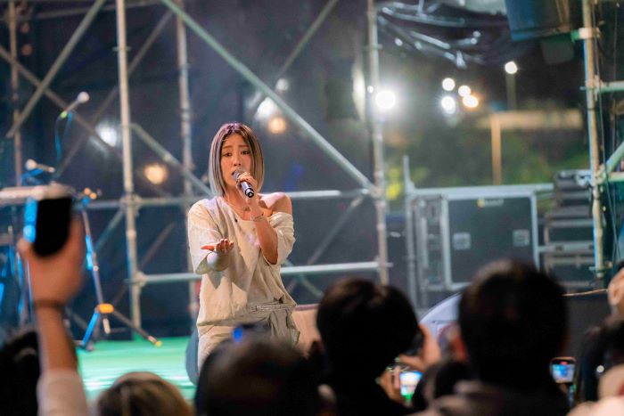 《圖說》小男孩樂團主唱「米非」以極具渲染力的歌聲帶動全場氣氛。〈高灘處提供〉