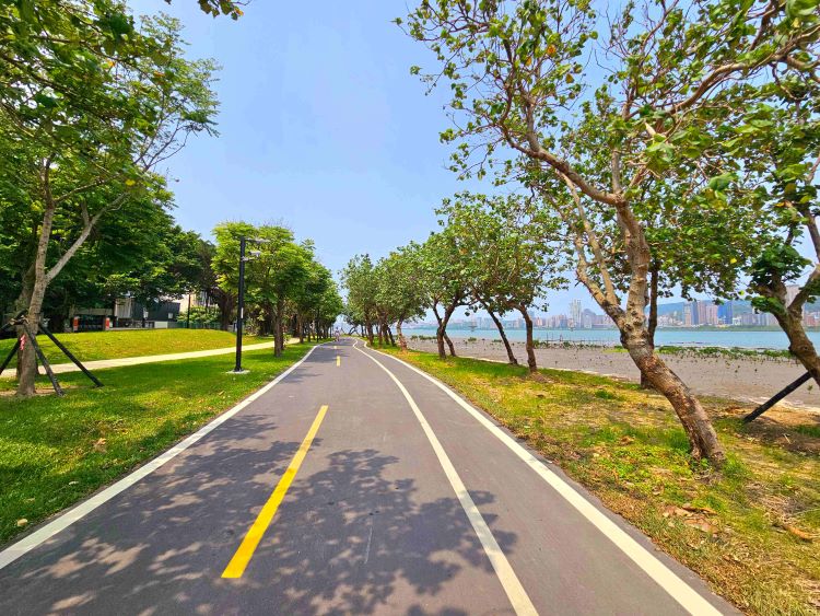 《圖說》新北河濱林蔭車道營造迷人騎乘環境。〈高灘處提供〉