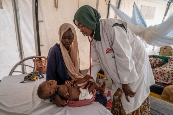 一名體重僅5.3公斤的三歲女童，躺在無國界醫生於塔維拉經營的巴黎醫院的重度急性營養不良病房。無國界醫生每年在達夫地區為數以千計的營養不良兒童提供治療。照片攝於2026年02月28日。©MSF