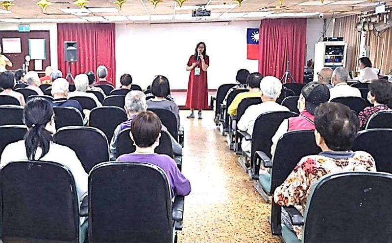 《圖說》講座以「呼吸」為核心,結合冥想與覺察練習,由專業講師帶領住民進行穩定且深層的呼吸訓練。〈八德榮家提供〉