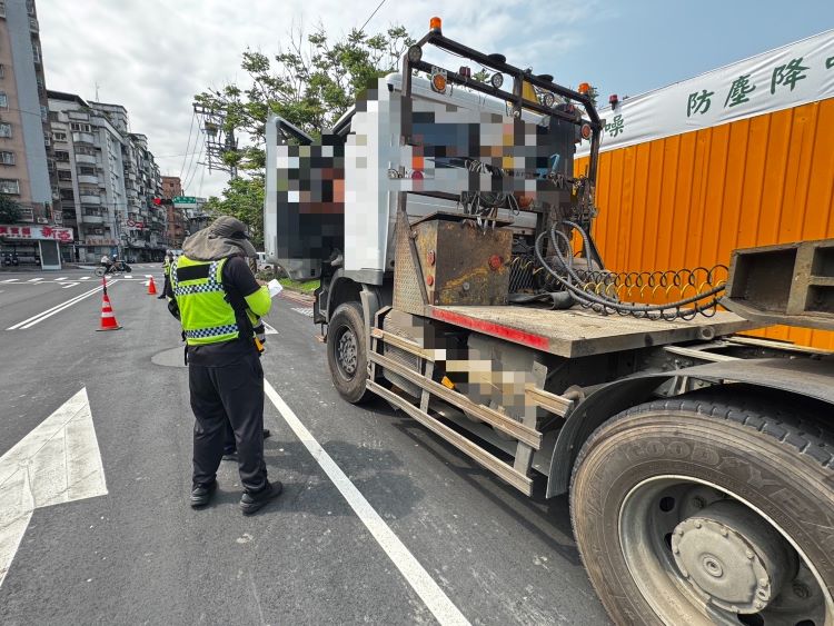 《圖說》中和警於重要路段，提前部署執法勤務，加強取締違規停車及各類交通違規行為，以維護用路民眾安全。〈中和分局提供〉