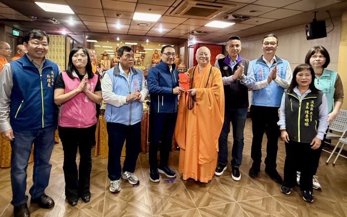 《圖說》侯友宜市長感謝如乘法師同時身兼新北市佛教會理事長,該會連續15年每年捐款百萬元予市府,展現對弱勢族群的關懷。〈民政局提供〉