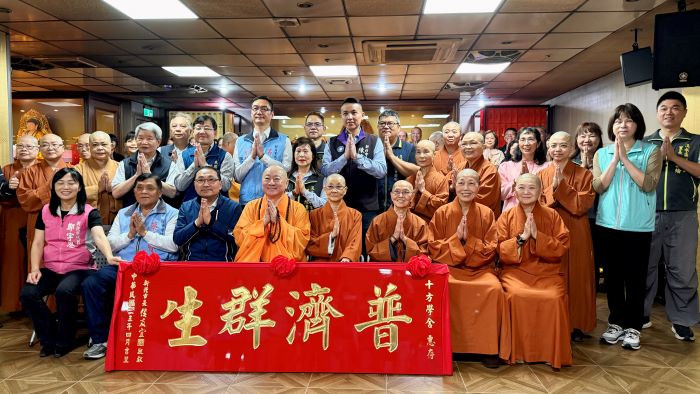 《圖說》侯友宜市長致贈十方學舍「普濟群生」匾額,並向觀世音菩薩祝壽聖誕千秋。〈民政局提供〉