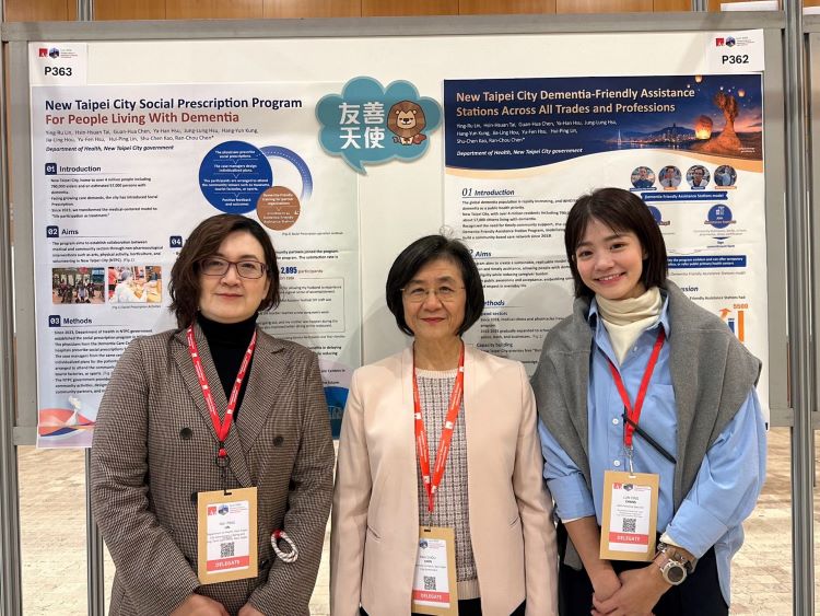 《圖說》新北投稿參與失智成果海報展示，中為衛生局長陳潤秋、左一高齡長期照顧處長林惠萍。〈衛生局提供〉