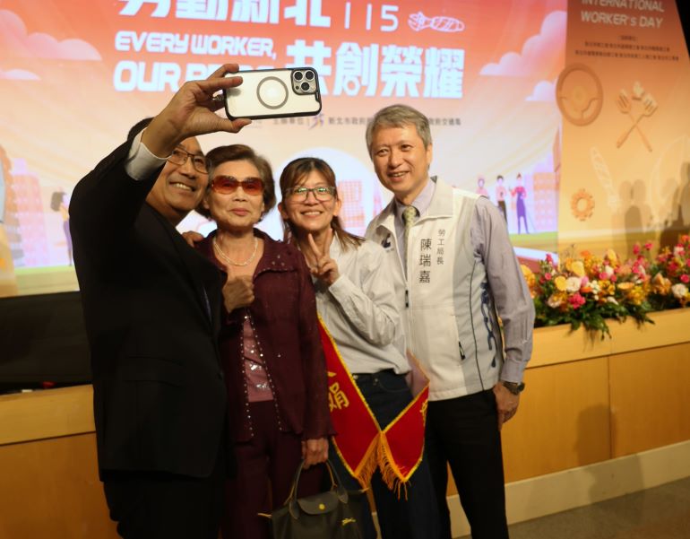 《圖說》市長侯友宜與獲表揚模範勞工合影自拍，右為勞工局長陳瑞嘉。〈勞工局提供〉