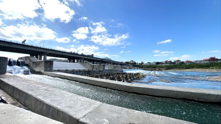 《圖說》「碧潭堰改善暨周邊環境營造」打造防洪、生態、環境教育及觀光四棲的優質水岸廊帶，形塑生態與人本共利之濱溪遊憩廊道。〈水利局提供〉