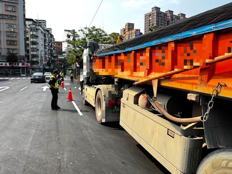 《圖說》中和警藉由強力執法手段，督促駕駛人遵守交通法規。〈中和分局提供〉